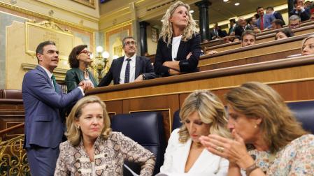 Montse Mínguez, en la parte superior de la imagen, junto a Patxi López y Pedro Sánchez en la bancada socialista