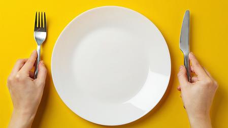 Un plato con cubiertos