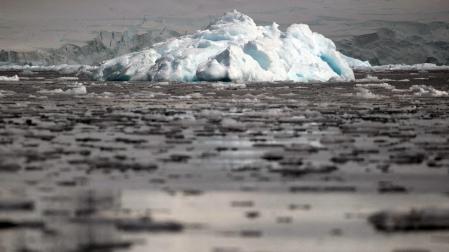 Trozos de hielo flotan cerca de la Bahía Fournier,en la Antártida