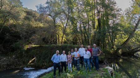 Parlamentarios y alcaldes, durante la visita a la presa del Molino Nuevo de Gastiáin, junto a la que aparecen en la imagen.
