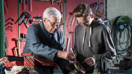 Los mayores pueden permanecer activos y contribuir en el lugar de trabajo y en la sociedad más allá de la tradicional edad de jubilación.