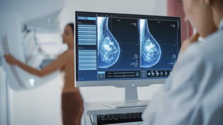 El riesgo de desarrollar cáncer de mama aumenta con la edad y, en la mayoría de los casos, la enfermedad ocurre en mujeres de más de 50 años