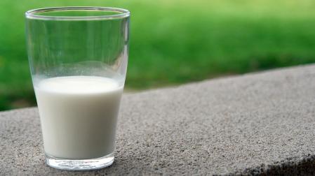 Un vaso de leche de avena