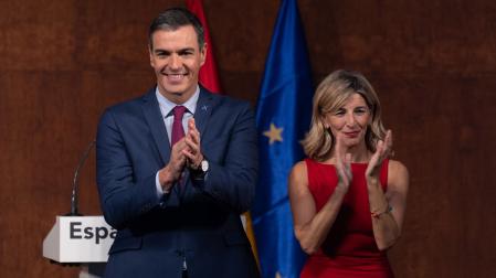 El presidente del Gobierno en funciones, Pedro Sánchez y la líder de Sumar y vicepresidenta segunda del Gobierno y ministra de Trabajo en funciones, Yolanda Díaz, aplauden tras firmar un acuerdo para un Gobierno de coalición progresista