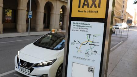 Un Taxi en una parada en Pamplona, en una imagen de archivo.