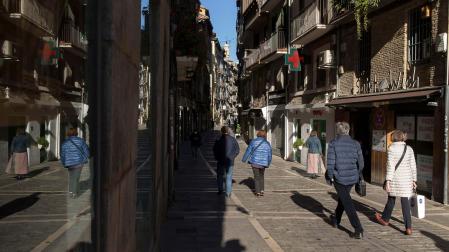 Personas caminando por la calle Comedias de Pamplona