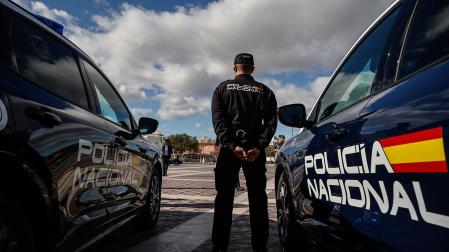 Un agente de la Policía Nacional en Valencia
