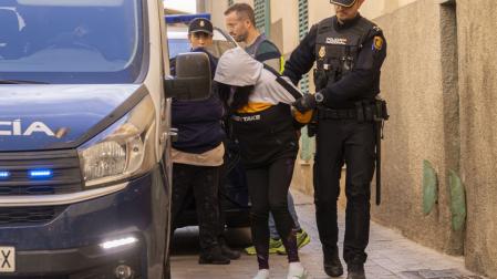 La mujer de 40 años (en la imagen) que arrojó a su bebé a un contenedor de basura en Porto Cristo, es trasladada a los Juzgados de Manacor