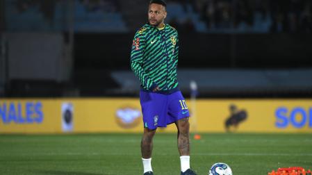 Neymar durante un calentamiento con la selección brasileña