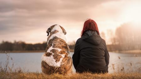 Una persona, junto a su mascota