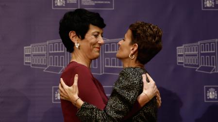 La nueva ministra de Seguridad Social, Elma Saiz, recibe felicitación de la presidenta de Navarra, María Chivite (d)