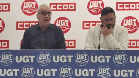 El secretario general de UGT-FICA en Navarra, Lorenzo Ríos, y el secretario general de la Federación de Industria de CCOO de Navarra, José Manuel Romeo, en una rueda de prensa este viernes