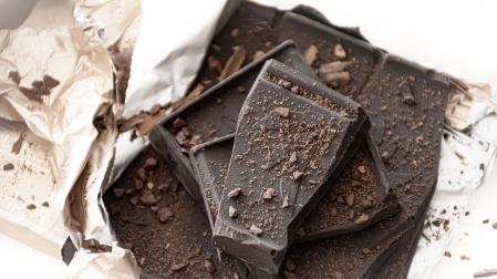 Una tableta de chocolate negro