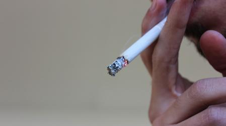 Una persona fumando un cigarrillo