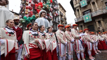La comitiva formada por la Corporación Municipal, la Comparsa de Gigantes, el grupo Duguna y La Pamplonesa han partido de la plaza Consistorial y han recorrido las calles San Saturnino, Mayor, Paseo del Doctor Arazuri y calle Nueva hasta llegar a la iglesia de San Saturnino