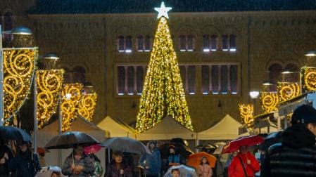 La más visible. Así luce en el anochecer de Estella la estrella colocada sobre el abeto de la plaza de la Coronación. El árbol, comprado en la Navidad de 2021, alcanza diez metros de altura aunque se trata de una estructura en bloques que puede hacerse más alta añadiendo piezas de dos metros cada una. Este año, el Ayuntamiento ha optado por la estrella de Belén