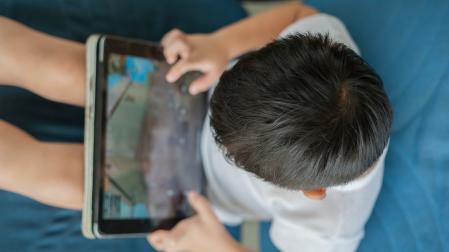 Un niño con una tablet