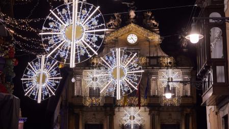 Iluminación navideña de la plaza Consistorial y de la fachada del Ayuntamiento de Pamplona