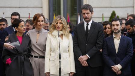 La líder de Sumar, vicepresidenta segunda y ministra de Trabajo y Economía Social Yolanda Díaz (c), acompañada de los ministros y diputados de su grupo Sira Rego (i-d), Mónica García, Ernest Urtasun y Pablo Bustinduy