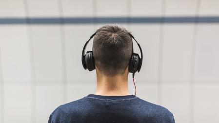 Las consecuencias de un mal uso de los auriculares o de una exposición prolongada a ruidos excesivos son múltiples