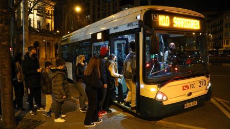 Varios usuarios se suben a una villavesa nocturna con destino a Sarriguren