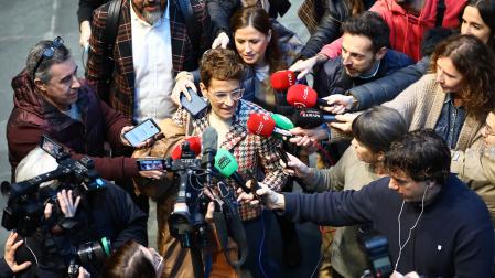 La presidenta de Navarra, María Chivite, este jueves en el Parlamento de Navarra rodeada de micrófonos tras la moción de censura a Ibarrola en Pamplona