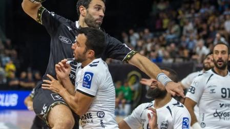 Iosu Goñi, superando a un defensor durante un encuentro de esta temporada