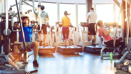 El ejercicio de fuerza mejora la fuerza muscular, la resistencia y la potencia y el tamaño de los músculos. Es lo que los fisiólogos del ejercicio denominan hipertrofia muscular.