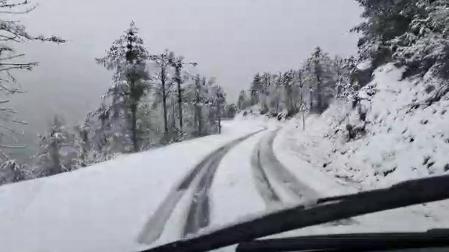Nieve en la carretera que une Vidángoz con el valle de Salazar