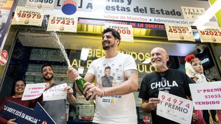 Agraciados con el Primer Premio del Sorteo Extraordinario de El Niño celebran su suerte en la administración nº 523, en Madrid
