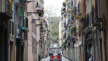 Una patrulla de Policía Foral circula por el centro de Pamplona