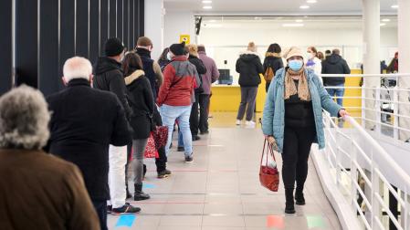 Usuarios del centro de salud de la Rochapea con la mascarilla.
