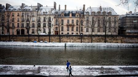 Dos personas hacen running junto al río Sena este jueves en París