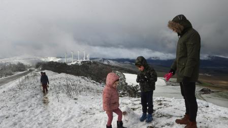 La nieve se convierte en la protagonista de los planes de invierno en Navarra. En la imagen, una de las últimas nevadas en el Perdón