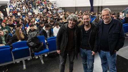 De izda. a dcha.: Antonio Mercero, Agustín Martínez y Jorge Díaz, en el encuentro con los alumnos del Colegio Jesuitas de Tudela