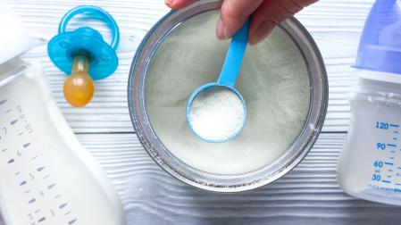 Leche de fórmula para preparar un biberón