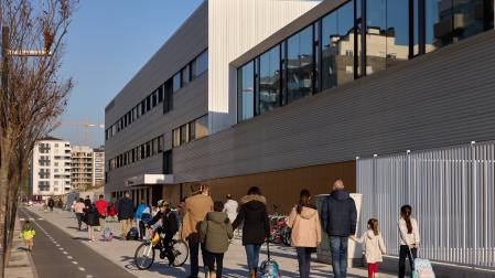 Padres y madres junto a sus hijos a la salida de la jornada lectiva en el colegio público Paderborn, en Lezkairu