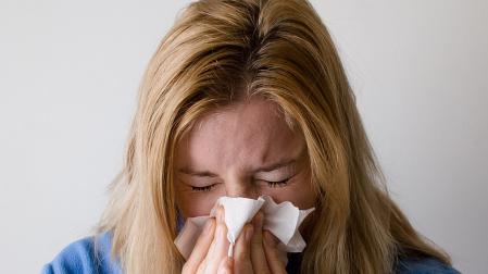 Imagen de archivo de una persona con gripe