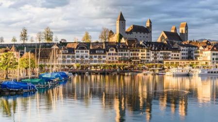 Vista general de Rapperswil cuyo castillo se erige en lo más alto de la colina