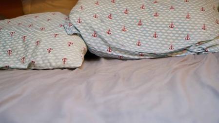 Dos almohadas en una cama