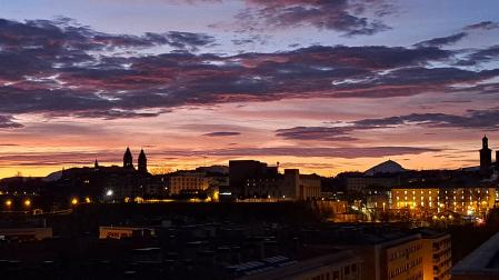 Amanecer rojo entre las torres de la Catedral y San Cernin de Pamplona.
