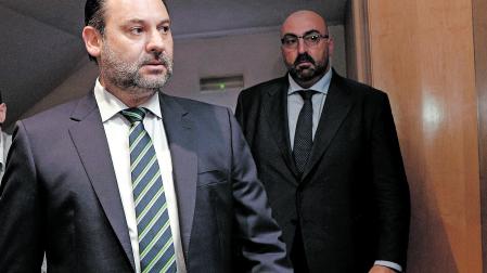 El secretario de Organización del PSOE y ministro de Fomento en funciones, José Luis Ábalos, y su exasesor, Koldo García