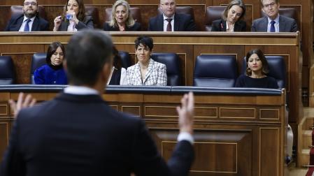 Feijóo observa a Sánchez durante la intervención del presidente del Ejecutivo en la sesión de control al Gobierno este miércoles en el Congreso
