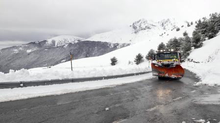 El consejero de Cohesión Territorial, Óscar Chivite, ha visitado este viernes la zona del puerto de Belagua para conocer el estado de la zona tras el alud ocurrido este miércoles en la cara sur del monte Lakora sobre la carretera NA-137 Burgui-Isaba-Francia.