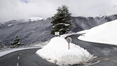 El consejero de Cohesión Territorial, Óscar Chivite, ha visitado este viernes la zona del puerto de Belagua para conocer el estado de la zona tras el alud ocurrido este miércoles en la cara sur del monte Lakora sobre la carretera NA-137 Burgui-Isaba-Francia.