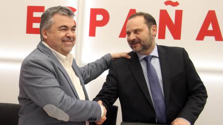 Foto de archivo de Santos Cerdán dando la mano a José Luis Ábalos en 2019