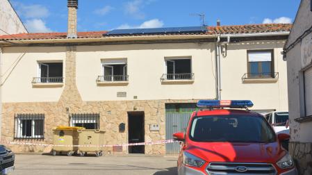 Una patrulla de la Policía Foral, ayer frente a la vivienda donde ocurrió el suceso, que seguía precintada