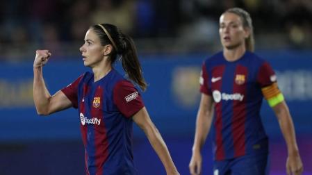 Aitana celebra un gol bajo la mirada de Alexia en un partido del F.C. Barcelona femenino
