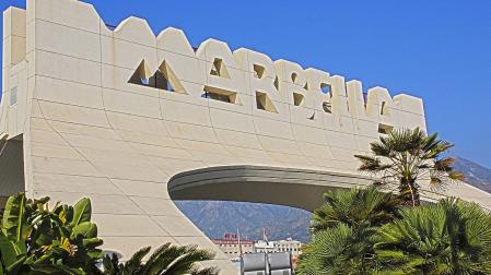 Arco con el letrero de Marbella