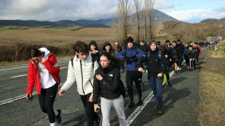 Cientos de peregrinos han desafiado este sábado al frío, el viento y la lluvia en la primera de las Javieradas de 2024.